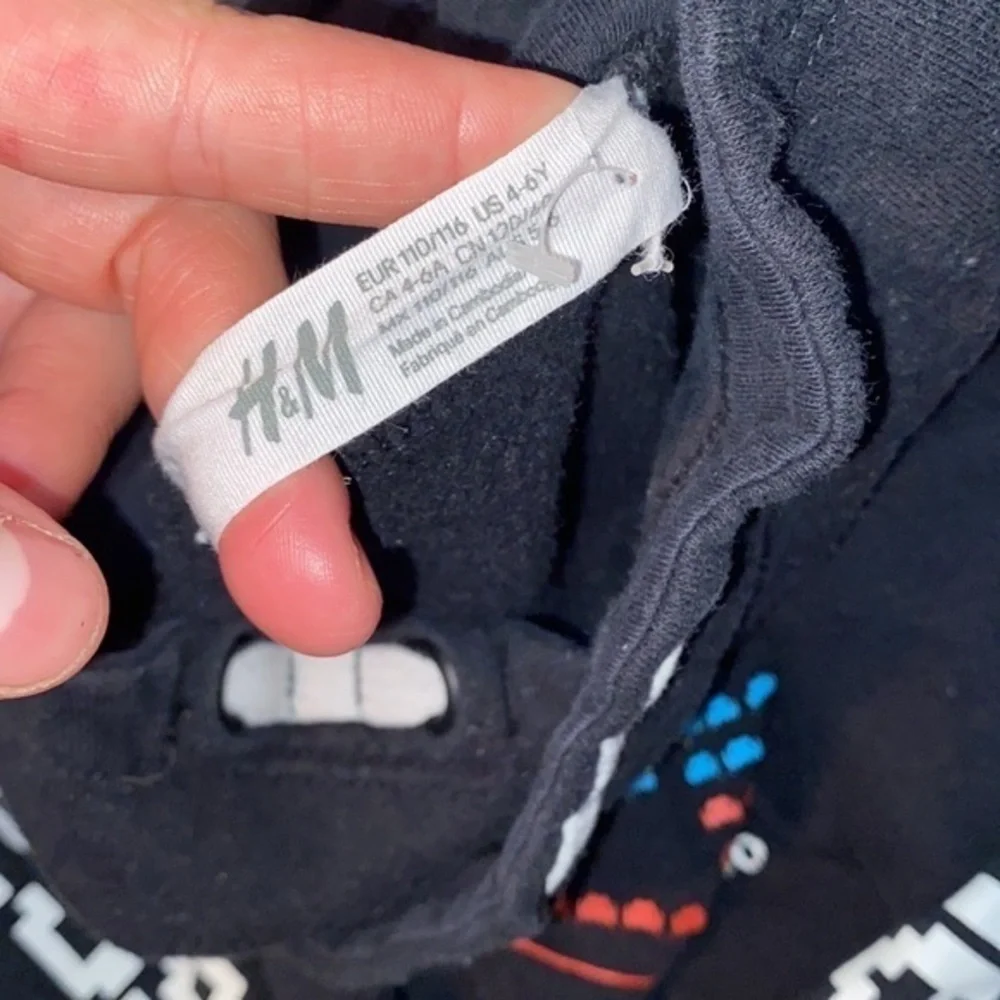 Boys H&M mock neck sweatshirts gently used 4-6 years.